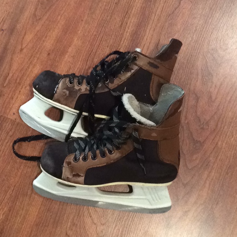 Boys hockey skates size 4